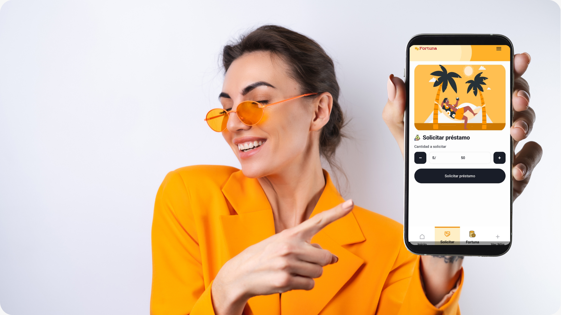 Mujer mostrando la aplicación Fortuna